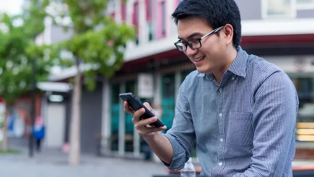 ilustrasi cek kesehatan lewat smartphone