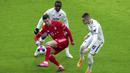 Striker Bayern Munchen, Robert Lewandowski, melepaskan tendangan saat melawan Hoffenheim pada laga Bundesliga di Stadion Allianz Arena, Sabtu (30/1/2021). Bayern Munchen menang dengan skor 4-1. (Sven Hoppe/dpa via AP)