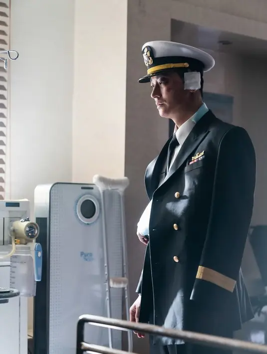 <p>Joo Ji Hoon akan berperan sebagai penjaga Woo Chae Woon, seorang pensiunan perwira militer dengan keterampilan seni bela diri dan kecerdasan yang sangat baik yang menjadi pengawal pribadi Yoon Ja Yoo, CEO BF. (Foto: Disney+ Hotstar)</p>