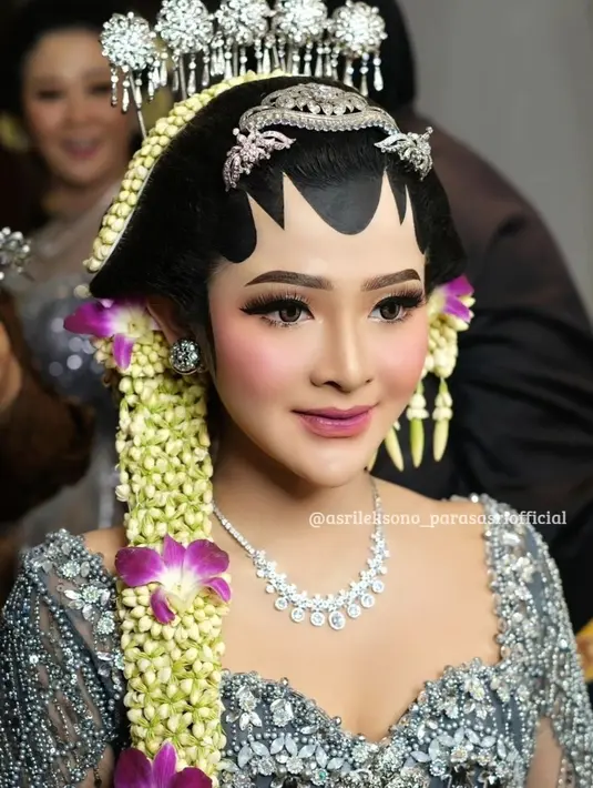 Setelah akad, penampilan Bella Bonita di acara resepsi tak kalah memukau. Gaya makeup pengantin Bella Bonita kali ini sampai membuatnya dijuluki sebagai Barbie Jawa. [Foto: Instagram/
asrileksono_parasasriofficial]