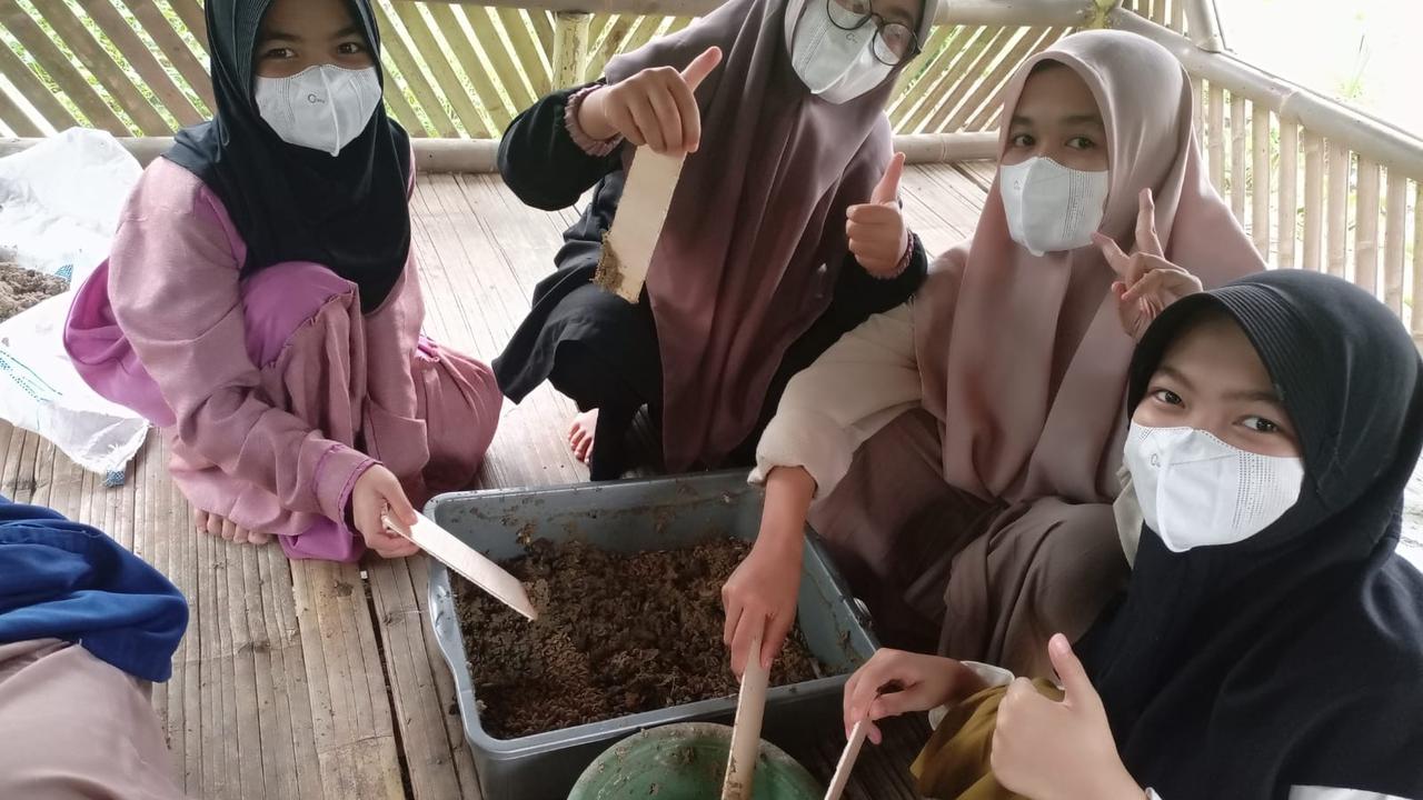Santri di Sukabumi belajar maggot