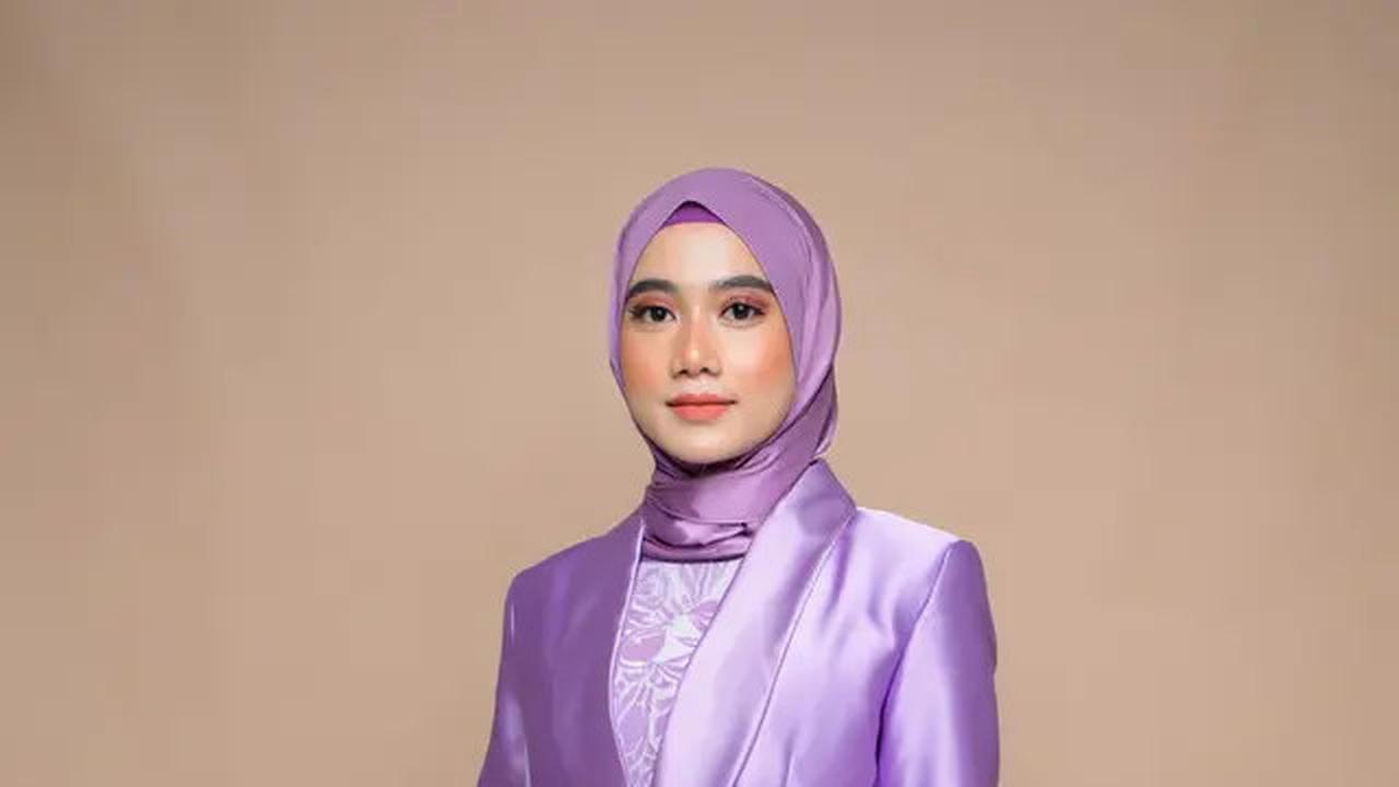 8 Tren Gamis Batik Modern dengan Detail Blazer Warna Lilac Soft, Sedang Digandrungi Muslimah Muda