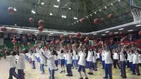 Ratusan anak-anak dari berbagai sekolah di Jakarta mengikuti acara penandatanganan kerjasaman Jr. NBA dengan Pemprov DKI di GOR Soemantri Brodjonegoro, Kuningan (Liputan6.com/Luthfie Febrianto)