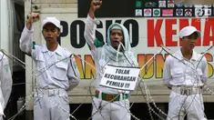 Massa Forum Umat Islam mengikuti kegiatan 'Apel Siaga Umat untuk Pemilu Bersih, Jujur, dan Adil' di depan Kantor KPU, Jakarta, Minggu (31/3). Dalam aksinya, massa menolak segala bentuk kecurangan dalam Pemilu yang akan berlangsung 17 April mendatang. (Liputan6.com/Immanuel Antonius)