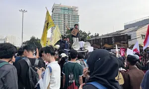 BEM UI mencoba pendekatan berbeda dalam aksi bersama sejumlah elemen mahasiswa dan masyarakat sipil di kawasan Tugu Tani, Jakarta Pusat, Selasa (20/10/2026). (Liputan6.com/Winda Nelfira)