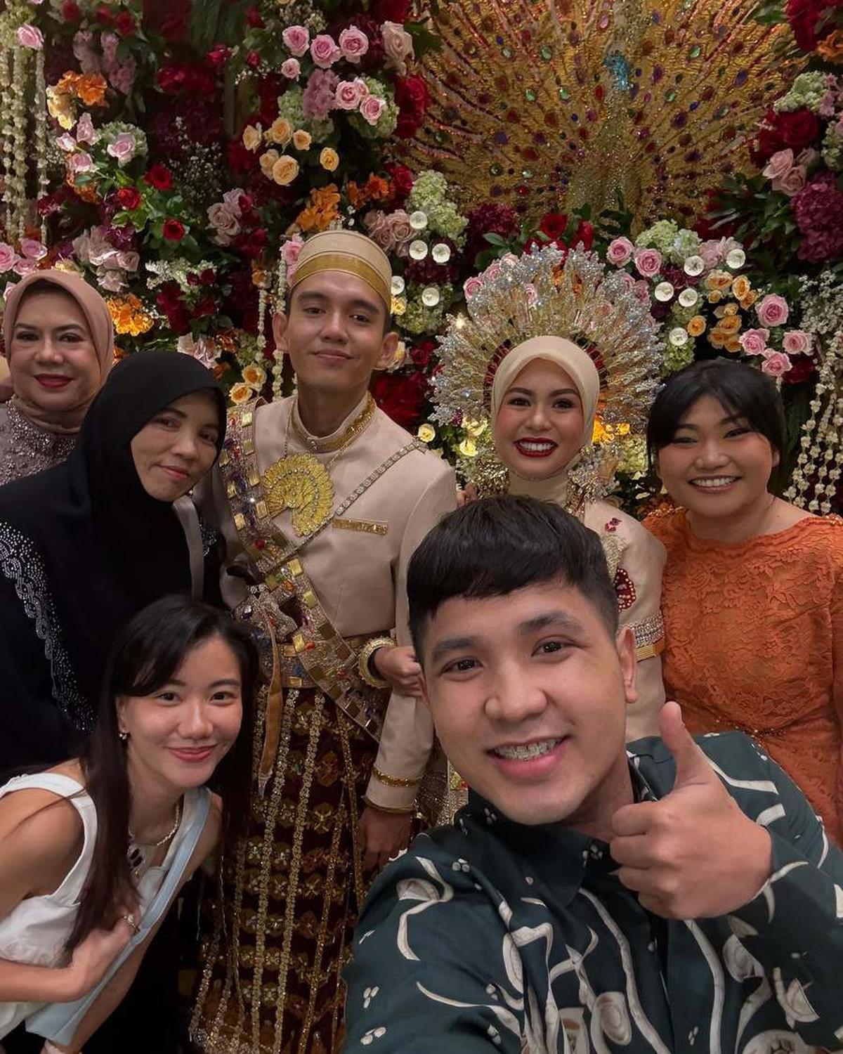 8 Potret Jirayut Kondangan Dua Hari Berturut-turut, Ganteng Pakai Batik - Ajak Ibunda Tercinta