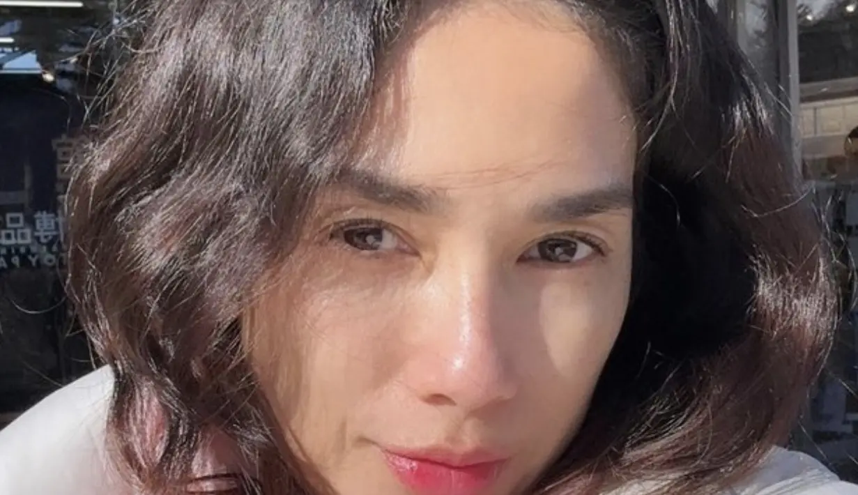 Yang menarik perhatian, Ussy tampak tak ragu menampilkan wajahnya yang begitu flawless. [Foto: Instagram/ Ussy Pratama]