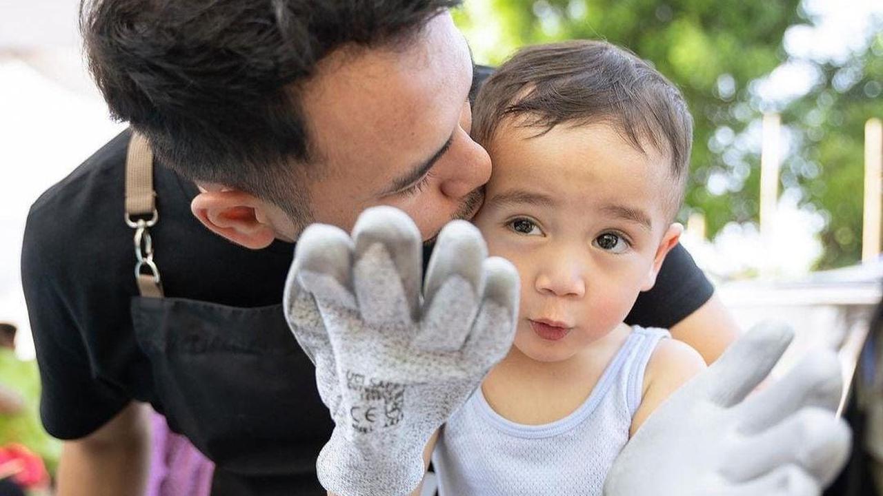 "Ada yang semangat banget guys ikutan potong qurban kemarin," kata Raffi dalam keterangan foto Rayyanza di laman instagram pribadinya.