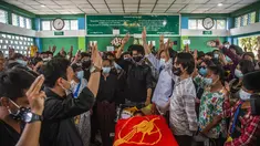 Orang-orang memberi hormat tiga jari selama pemakaman Khant Ngar Hein di Yangon, Myanmar, Selasa (16/3/2021).  Khant Ngar Hein, seorang mahasiswa kedokteran berusia 18 tahun ditembak di dadanya pada hari Minggu, 14 Maret di Tamwe, Yangon oleh pasukan keamanan selama protes anti-militer. (AP Photo)