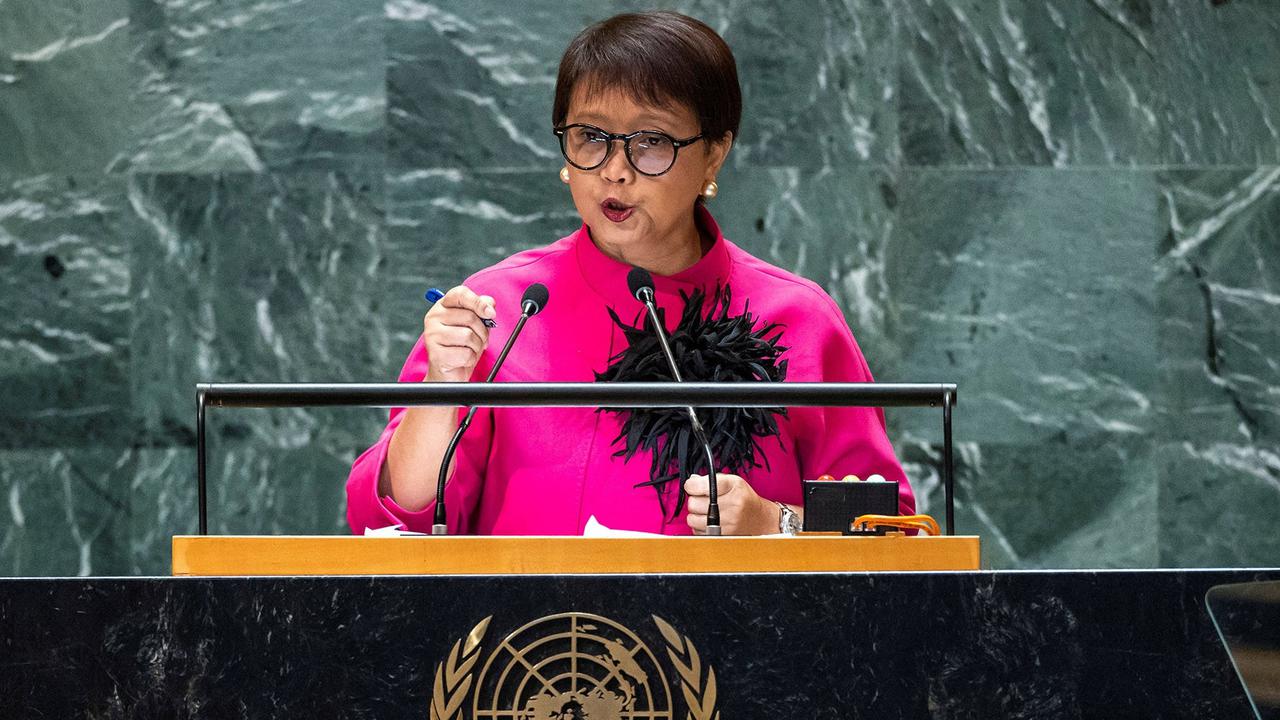 Retno Marsudi Terbang ke New York Hadiri Pertemuan Air PBB, Paspor Merah Miliknya Jadi Sorotan