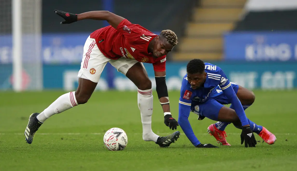 Gelandang MU, Paul Pogba berebut bola dengan striker Leicester City, Kelechi Iheanacho pada perempat final Piala FA di Stadion King Power, Inggris (22/3/2021). Dengan hasil ini, Leicester untuk pertama kalinya dalam 39 tahun terakhir lolos ke babak semi-final FA Cup. (AP Photo/Ian Walton, Pool)