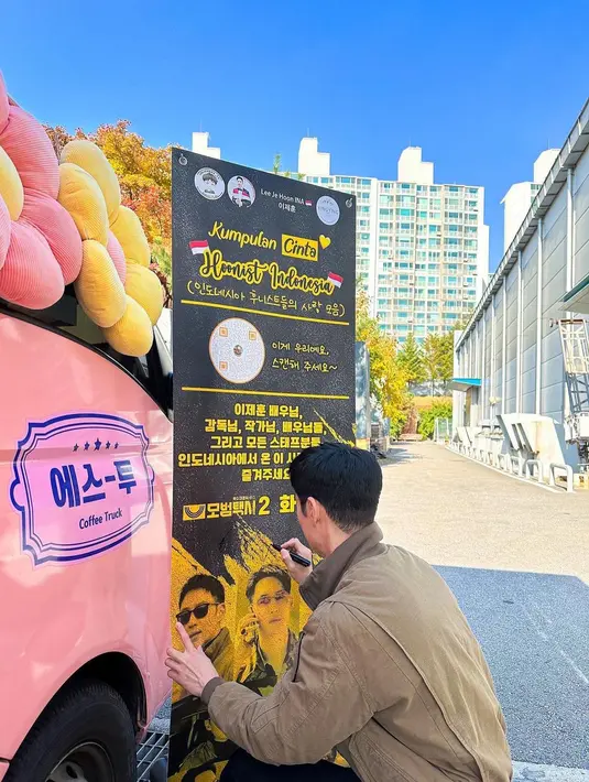Lee Je Hoon menandatangani hand banner coffee truck-nya. [Foto: Instagram/ leejehoon_official]