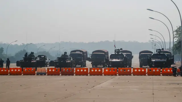 Militer Myanmar Kerahkan Kendaraan Lapis Baja Bloki Jalan Menuju Gedung Parlemen