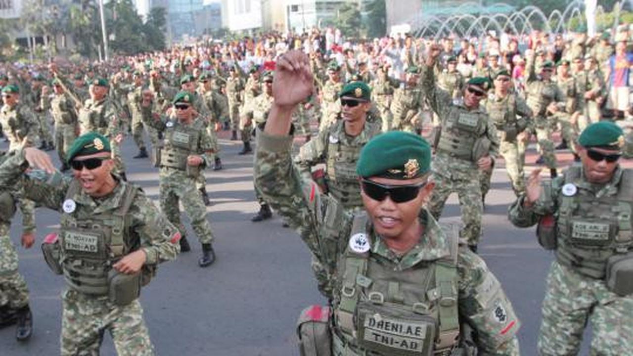 Baret hijau goyang 'flashmob' di Bundaran HI