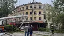 Serangan ini menghancurkan seluruh lantai bangunan tempat tinggal yang terkena serangan dan meninggalkan jalan-jalan di bawahnya tertutup puing-puing. (AP Photo/Mykola Tys)