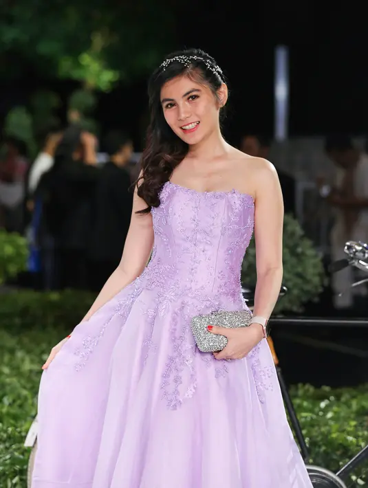 Angel Lee terlihat sangat anggun dengan balutan gaun berwarna ungu muda karya desainer Fetty Rusli.  ( Desmond Manullang/Bintang.com)