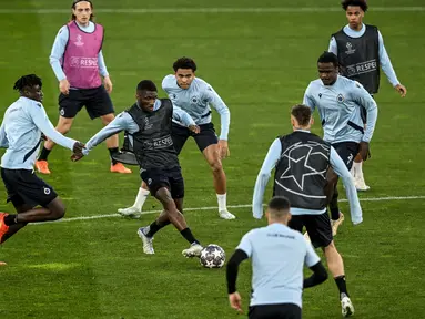 Para pemain Brugge menghadiri sesi latihan di stadion Luz, Lisbon, Senin (6/3/2023). Hari pertama babak 16 besar Liga Champions leg kedua mempertemukan Benfica menjamu Club Brugge di Stadion Da Luz Rabu (8/3/2023) dini hari WIB. (Photo by PATRICIA DE MELO MOREIRA / AFP)