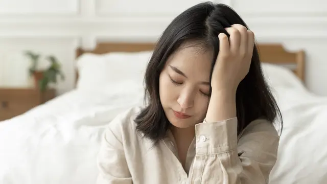 wanita juli sedih di kamar