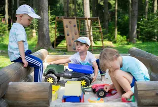 Bermain dokter-dokteran, guru-murid, atau penjual-pembeli dapat melatih empati sekaligus membantu anak memahami perasaan orang lain. Dengan berpura-pura menjadi tokoh tertentu, anak belajar mengekspresikan dan mengenali emosi dalam situasi yang berbeda. (Foto: Alexandr Podvalny/Unsplash)