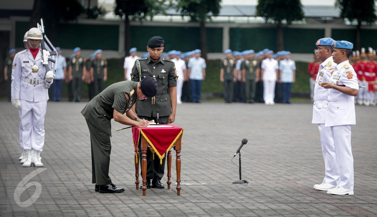 Panglima TNI Jenderal Gatot Nurmantyo menandatangani surat sertijab Brigjen Suhartono sebagai Komandan Pasukan Pengamanan Presiden (Danpaspampres) di Jakarta, Selasa (14/3). Suhartono menggantikan Mayjen Bambang Suswantono. (Liputan6.com/Faizal Fanani)