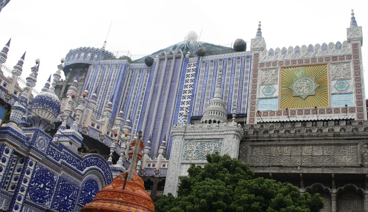 Masjid Tiban atau Masjid Ajaib, masjid ini sebenarnya adalah sebuah pondok pesantren. Letaknya di Turen, Malang, Jawa Timur. Disebut masjib ‘tiban’ karena katanya pembangunannya itu tanpa sepengetahuan warga sekitar. (Istimewa)