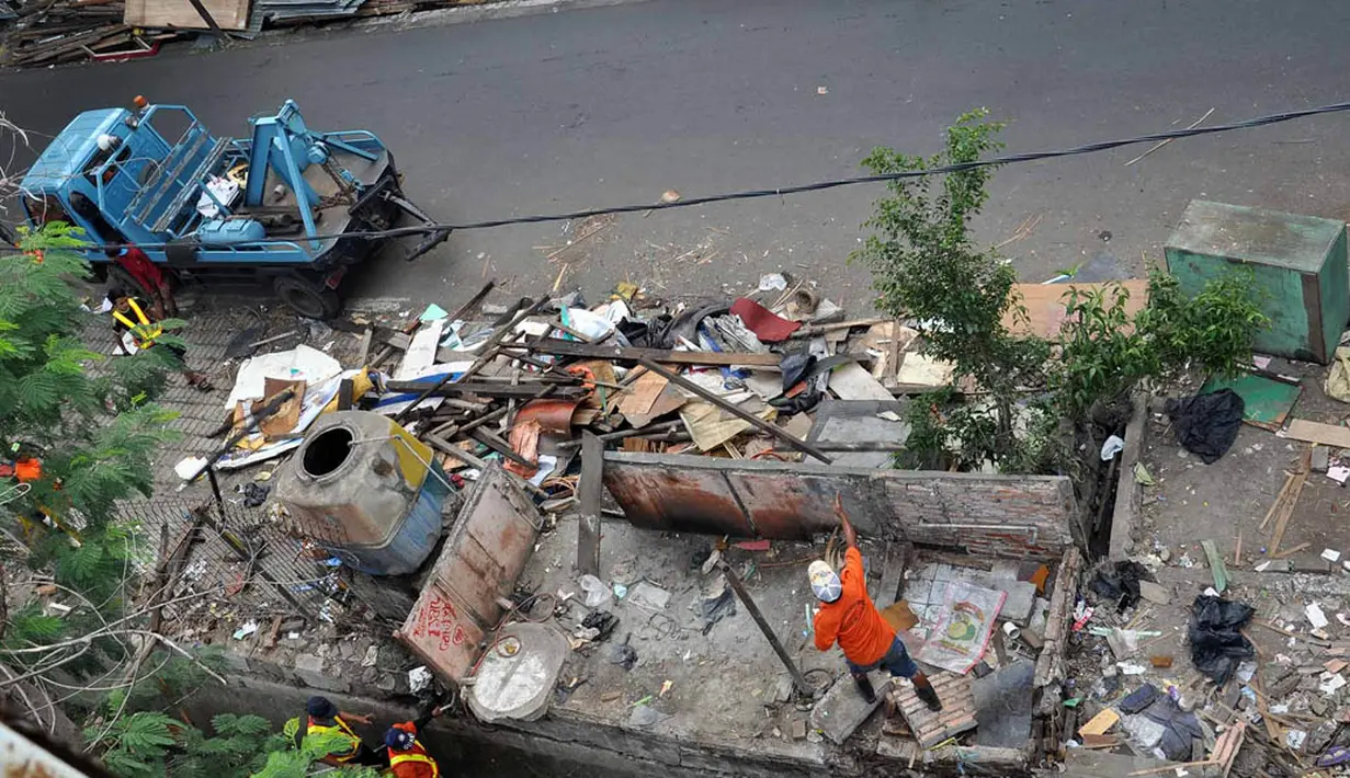 Satu unit alat berat dikerahkan untuk mempercepat proses pembongkaran bangunan liar di kawasan Stasiun Tebet, Jakarta, Selasa (19/8/14). (Liputan6.com/Miftahul Hayat)