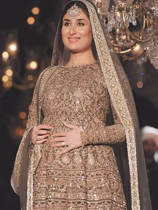 Pasangan Saif dan Kareena akan berada di Dubai selama 2 minggu dan akan kembali ke India pada pertengahan Oktober. Pada liburan kali ini Saif berjanji akan membahagiakan istrinya dalam momen ‘Baby Moon’. (Instagram/therealkareenakapoor)