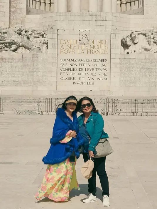 Dalam potret yang dibagikan lewat akun Instagram pribadinya, Ashanty tampil dengan gaya nyentrik penuh warna. [@ashanty_ash].