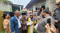 Ketua Fraksi PKS DPR RI Jazuli Juwaini didampingi Anggota Komisi V DPR Yanuar Arif Wibowo mengunjungi keluarga Rouf, sopir truk rem bolong yang terlibat kecelakaan di Tol Cipularang KM 92. (Ist)