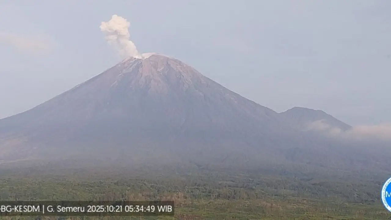 Gunung Semeru erupsi