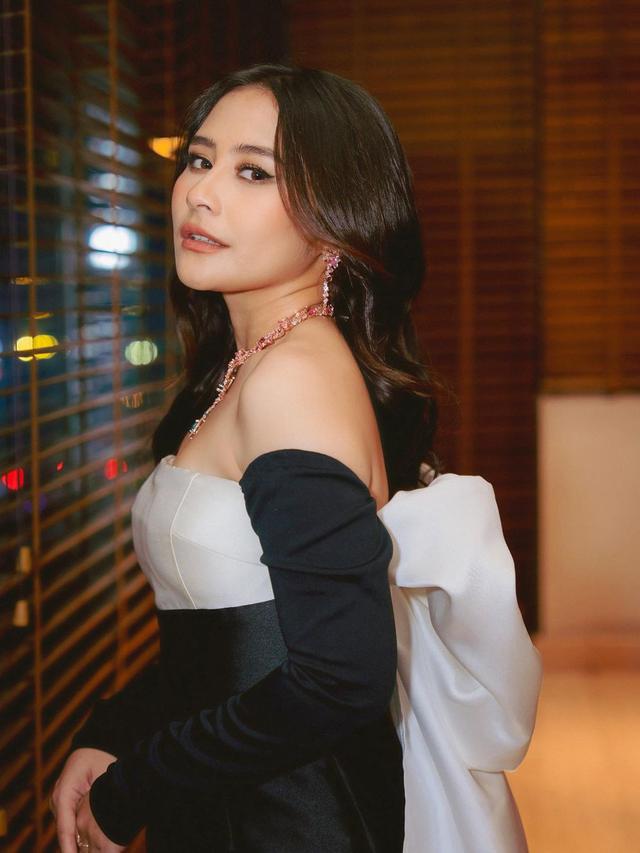 Adu Akting, Ini 7 Potret Prilly Latuconsina Bareng Refal Hady yang Bikin Baper