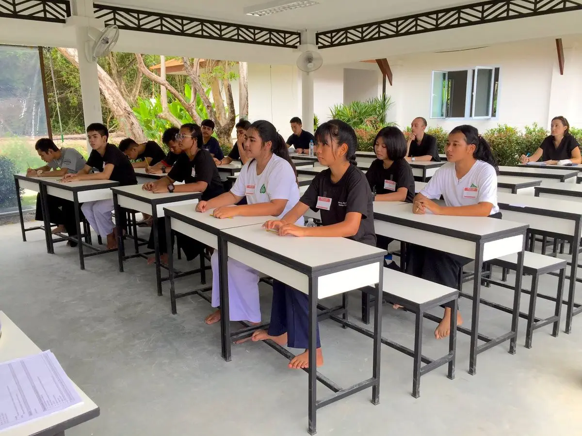 Kamu yang berkewarganegaraan Indonesia bisa mengambil kursus TEFL untuk mengajar bahasa Inggris sebagai bahasa kedua. | Sumber Foto: enflyeducation.com