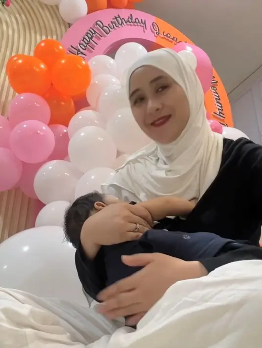 Terlebih, saat anaknya nangis kejer. Ia mengaku sampai mau pingsan. "Tadi rasanya ada yang mau ikutan pingsan rasanya denger dia nangis jejeritan," kata Ryana Dea sambil mengendong putranya. [Instagram/ryana_dea]