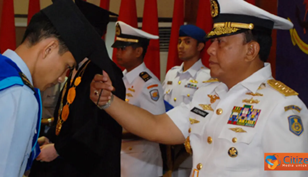 Citizen6, Surabaya: KSAL didampingi Komadan Kobangdikal Laksamana Muda TNI Sadiman dan Komandan STTAL Kolonel Laut (E) Ir. Achmad Jamaludin melantik  88 orang wisudawan. (Pengirim: Penkobangdikal)