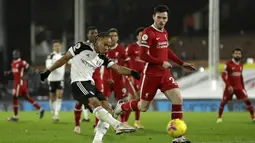 Striker Fulham, Bobby Decordova-Reid, melepaskan tendangan yang berbuah gol untuk timnya ke gawang Liverpool dalam laga lanjutan Liga Inggris 2020/21 pekan ke-12 di Craven Cottage, Minggu (13/12/2020). Fulham bermain imbang 1-1 dengan Liverpool. (AFP/Matt Dunham/Pool)