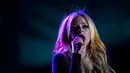 Penyanyi sekaligus penulis lagu asal Kanada, Avril Lavigne tampil dalam festival musik Rock in Rio di Rio de Janeiro, Brasil, 9 September 2022. Speaker saat Avril Lavigne tampil sangat rendah sehingga penonton hampir tidak bisa mendengar apa pun. (AP Photo/Bruna Prado)