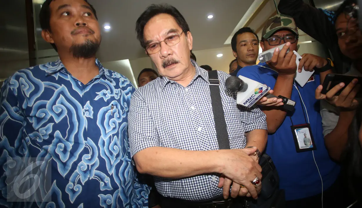 Mantan Ketua KPK Antasari Azhar didampingi pengacaranya Boyamin Saiman mendatangi Polda Metro Jaya, Jakarta, Rabu (1/2). Antasari Azhar akan mempertanyakan penanganan perkara laporan SMS gelap yang dilaporkannya sejak 2011 (Liputan6.com/Immanuel Antonius)