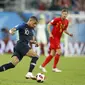 Striker Prancis, Kylian Mbappe, melewati pemain Belgia pada laga semifinal Piala Dunia di Stadion St Petersburg, Selasa (10/7/2018). Prancis menang 1-0 atas Belgia. (AP/David Vincent)