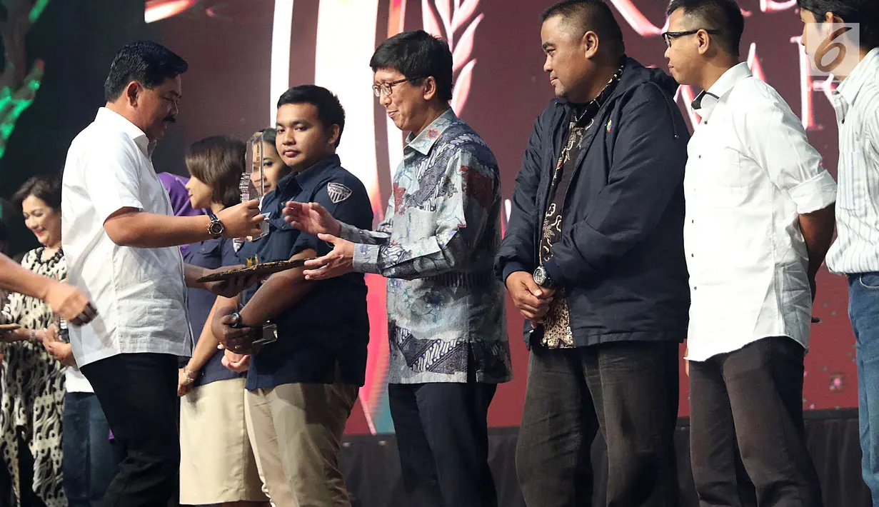 Kepala Staf TNI Angkatan Udara (Kasau) Marsekal TNI Hadi Tjahjanto (kiri) memberikan penghargaan kepada Direktur Utama SCMA, Sutanto Hartono (kanan) pada malam Anugerah Jurnalistik KASAU Awards 2017 di Jakarta, Sabtu (25/11). (Liputan6.com/Angga Yuniar)
