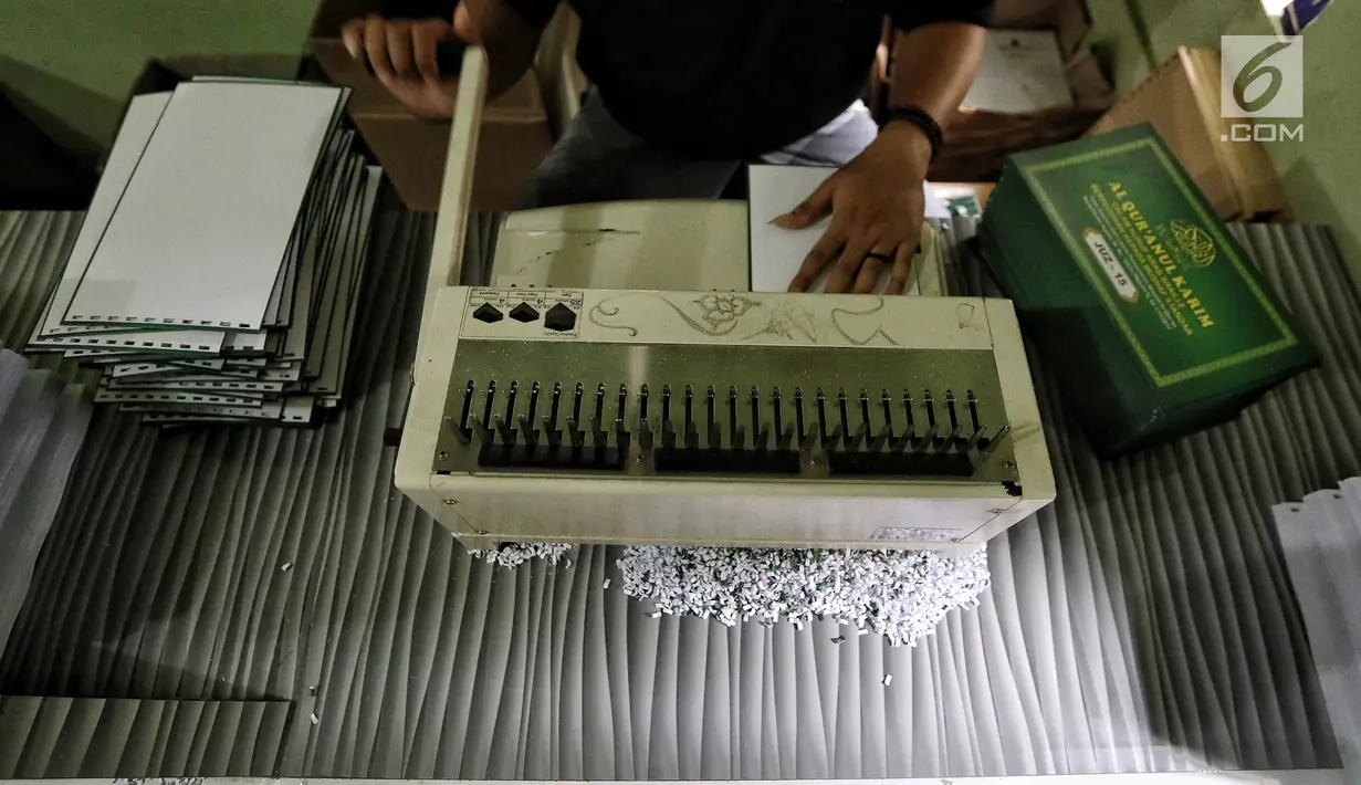 Pekerja sedang menjilid Al Quran Braille di Yayasan Raudlatul Makfufin, Tangerang Selatan, Kamis (24/5). Yayasan yang berdiri sejak tahun 1983 ini memproduksi Al Quran Braille sebanyak 60 buku setiap harinya. (Liputan6.com/Fery Pradolo)