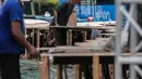 Pekerja menyelesaikan pembuatan panggung HUT ke-492 DKI di area Bundaran HI, Jakarta, Kamis (20/6/2019). Panggung megah tersebut nantinya akan digunakan sebagai area pesta rakyat. (Liputan6.com/Faizal Fanani)