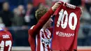 Pemain Atletico Madrid, Fernando Torres, mengangkat kaus bertuliskan 100 gol yang telah dicetaknya bersama Atletico Madrid pada lanjutan La Liga Spanyol di Stadion Vicente Calderon, Sabtu (6/2/2016). (EPA/Javier Lizon)