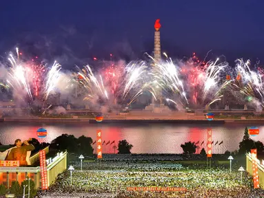 Kembang api menghiasi langit Pyongyang saat merayakan kesuksesan peluncuran bom hidregon antarbenua di Kim Il Sung Square, Korea Utara, Rabu (6/9). Bom hidrogen itu diklaim memiliki kekuatan yang jauh lebih merusak daripada bom atom (STR/KCNA VIS KNS/AFP)