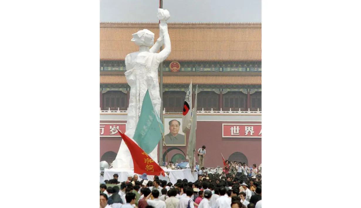30 Mei 1989, sejumlah warga dan mahasiswa Tiongkok berkumpul di Lapangan Tiananmen untuk mendirikan replika Patung Liberty yang menjadi simbol kebebasan. (AFP PHOTO/TOSHIO Sakai)