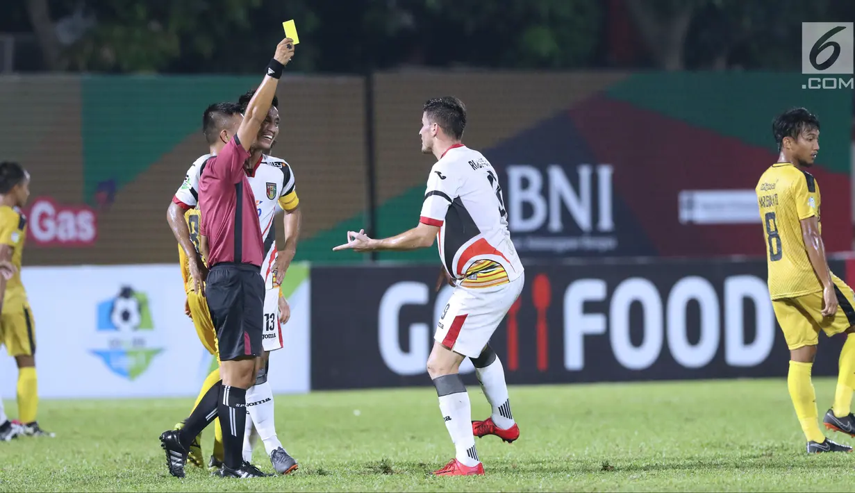 Wasit Aprisman Aranda mengangkat kartu kuning untuk pemain Mitra Kukar, F Rodriguespada lanjutan Go-Jek Liga 1 Indonesia 2018 bersama Bukalapak di Stadion PTIK Jakarta, Kamis (17/5). (Liputan6.com/Helmi Fithriansyah)