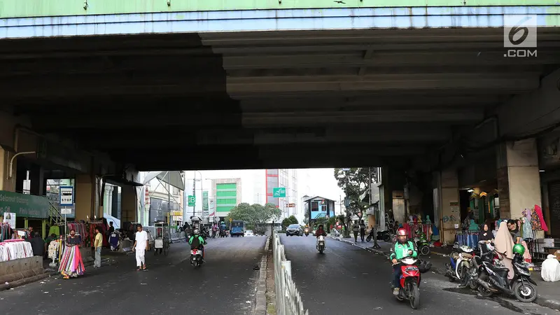 Pasar Tanah Abang Masih Tutup, Pedagang Berjualan di Luar Gedung