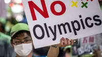 Tampak warga Jepang bentangkan spanduk menolak gelaran Olimpiade Tokyo 2020. (Philip FONG / AFP)