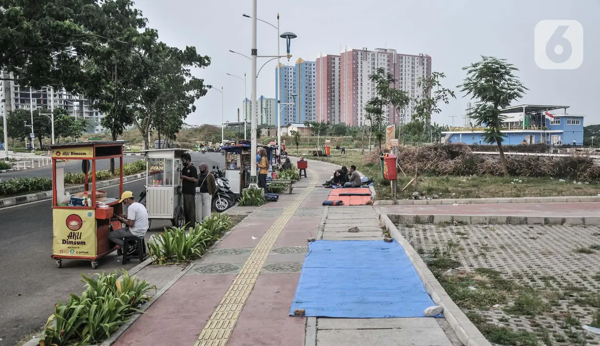 Lapak PKL menghiasi pinggiran Waduk Mookervart, Duri Kosambi, Jakarta Barat, Senin (11/10/2021). Seperti diketahui, waduk yang berada di atas lahan seluas 1,1 hektare tersebut diresmikan pada Maret 2021 dengan anggaran pembangunan sebesar Rp12 miliar. (merdeka.com/Iqbal S. Nugroho)