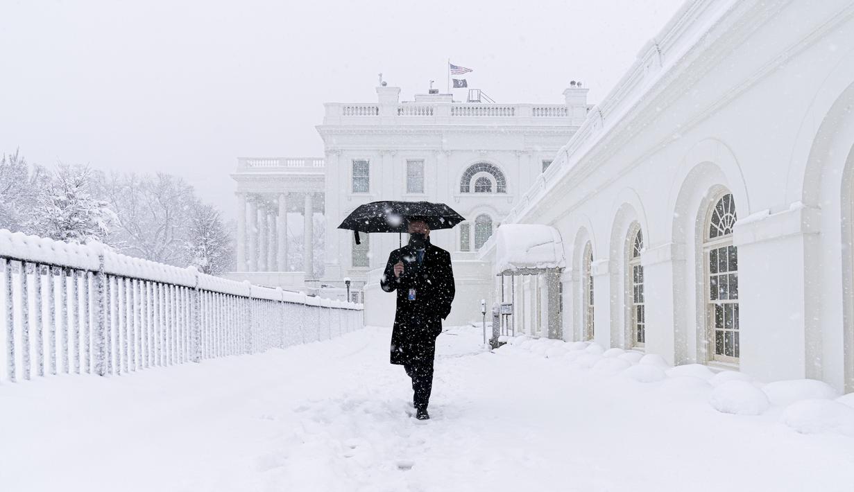 Salju turun di Gedung Putih, Washington, saat badai musim dingin bertiup ke wilayah Atlantik Tengah pada Senin (3/1/2022) dini hari. Hujan salju lebat disertai angin kencang mengguyur wilayah tenggara dan tengah Amerika Serikat. (AP Photo/Andrew Harnik)