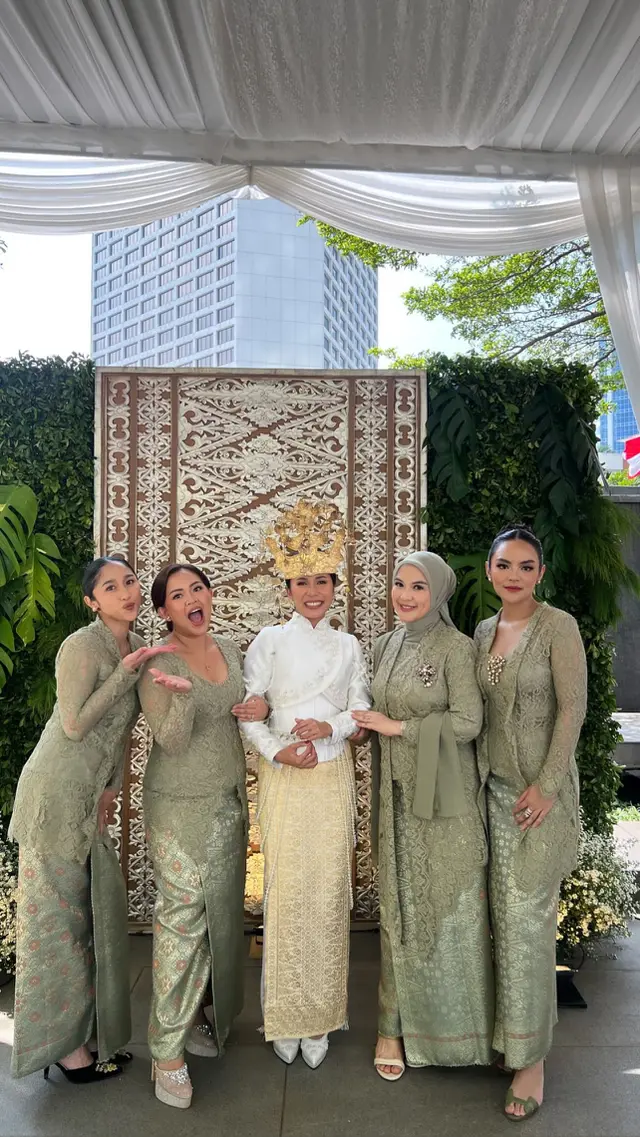 8 Momen pernikahan adik Raditya Dika, kental nuansa adat Mandailing